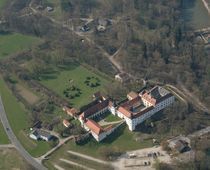 Luftbild des Schlosses von NO (2006)  - © Gabriele Scharrer-Liška