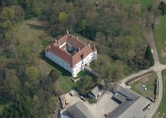 Luftbild des Schlosses von SW (2006) - © Gabriele Scharrer-Liška