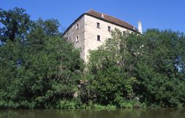 Burgschleinitz. Ansicht der Burg von SW (1995) - © Thomas Zoder