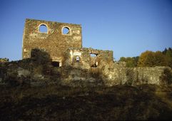 Döllersheim. Ansicht von Kirche und Schlossruine von SO (1984) - © Leopold Mayböck
