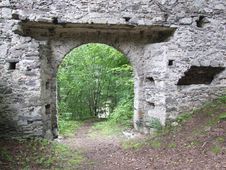 Eibenstein II. Das Burgtor von innen (1999) - © Gerhard Reichhalter