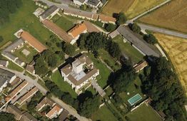 Harmannsdorf. Luftbild von SO (1999) - © Gabriele Scharrer-Liška, VIAS