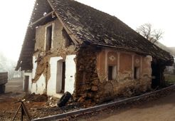 Niederndorf. Der ehem. Sitz während der Abbrucharbeiten (1999) - © Gerhard Reichhalter