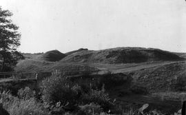 Nonndorf. Historische Ansicht des Hausbergs von SO (1930) - © Hans P. Schad’n (Archiv für Mittelalterarchäologie)