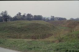 Nonndorf. Ansicht des Hausbergs von NO (1989) - © Thomas Kühtreiber