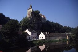 Raabs. Ansicht der Burg von NW (1989) - © Leopold Mayböck