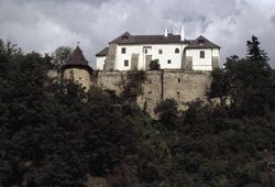 Ranna. Ansicht des Schlosses von W (1984) - © Leopold Mayböck