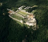 Rosenburg. Luftbild von NO (1999) - © Gabriele Scharrer-Liška, VIAS