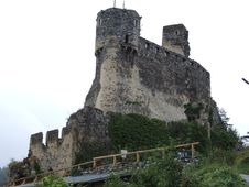 Senftenberg I. Die Schildmauer von NO (1999) - © Karin Kühtreiber