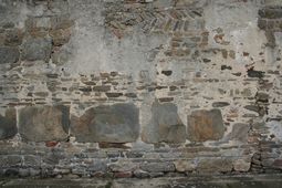 Strögen. Hochmittelalterliches Mauerwerk an der Langhaus-W-Seite (2008) - © Gerhard Reichhalter