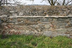Strögen. Hochmittelalterliches Mauerwerk an der Kirchhofmauer (2008) - © Gerhard Reichhalter