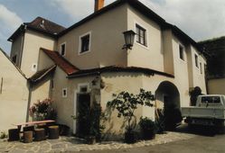 Turmhof im Bach. Straßenseitige Ansicht (1999) - © Gerhard Reichhalter