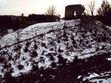 Weikertschlag. Ansicht der Vorburg mit Turmrest von NO (2002) - © Thomas Kühtreiber