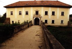 Wiesent. Ansicht der Torfront (1999) - © Gerhard Reichhalter