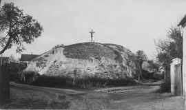 Bockfließ I. Der sog. „Kalvarienberg“ von SO im Jahr 1930 - © aus: Schad’n: Bildatlas