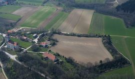 Ebenberg. Luftbild der Anlage von N. Die 5-eckige Ackerparzelle und die umgebenden Wege markieren die Ausdehnung der Wallanlage (2004) - © Gabriele Scharrer-Liška