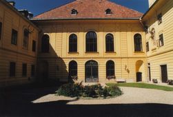Eckartsau. Blick auf die östl. Zugangsseite des Schlosses (2000) - © Gerhard Reichhalter