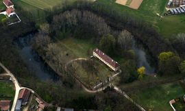 Enzersdorf. Luftbild des großteils erhaltenen Wassergrabens von NO (2004) - © Gabriele Scharrer-Liška