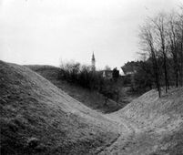 Grafendorf. Ansicht des nördl. Walles von OSO aus dem Jahr 1941 - © aus: Schad’n: Bildatlas