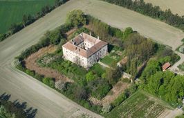 Hagenberg II. Luftbild des Schlosses von O. Die Färbung des Bewuchses zeigt die Ausdehnung der ehem. Bastionärbefestigung (2004) - © Gabriele Scharrer-Liška