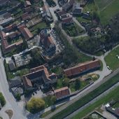 Hauskirchen. Luftbild von Schloss und Pfarrkirche von W (2004) - © Gabriele Scharrer-Liška