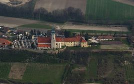 Hausleiten. Luftbild mit Standort der Burg, heute von Kirche und Pfarrhof dominiert, Ansicht von S (2004) - © Gabriele Scharrer-Liška