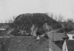 Hippersdorf. Historisches Foto (vor 1963) des Kernwerks der Hausberganlage von S - © aus: Schad’n: Bildatlas