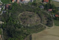 Kleinebersdorf. Luftbild von S mit erkennbarer doppelter Wallanlage (2004) - © Gabriele Scharrer-Liška