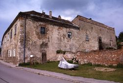 Klement. Der schlossartig ausgebaute Meierhof von O (2001) - © Thomas Zoder