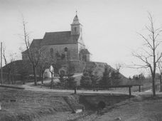 Kopfstetten. Historisches Foto (vor 1963) mit noch weitgehend bewuchslosem Kernwerk der Hausberganlage von N - © aus: Schad’n: Bildatlas