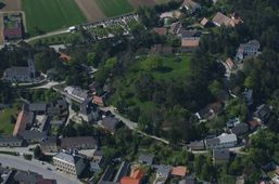 Kronberg. Luftbild der Hausberganlage von N. Der Ringgraben ist durch die heutige Kellergasse kenntlich (2004) - © Gabriele Scharrer-Liška