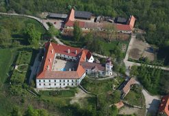 Loosdorf II. Luftbild der Gesamtanlage von S. Die Kirche steht vermutlich auf den Substruktionen der älteren Burg (2004) - © Gabriele Scharrer-Liška