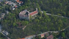 Matzen I. Luftbild des historisierend umgebauten Schlosses von SO (2004) - © Gabriele Scharrer-Liška