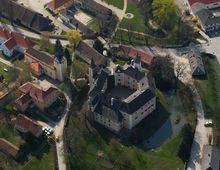 Mühlbach. Luftbild des Schlosses von N mit Resten des Wassergrabens und der Wirtschaftseinheiten (2004) - © Gabriele Scharrer-Liška