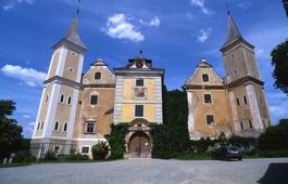 Mühlbach. Die südöstliche, repräsentativ gestaltete Zugangsseite des Schlosses (2001) - © Thomas Zoder