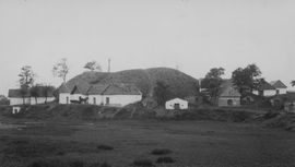 Neudorf. Foto der von Kellern umgebenen Hausberganlage von OSO aus dem Jahr 1931 - © aus: Schad’n: Bildatlas