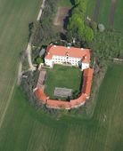 Prinzendorf. Luftbildaufnahme des Schlosses von S (2004) - © Gabriele Scharrer-Liška