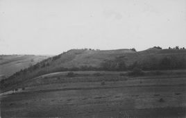 Ruppersdorf. Foto aus dem Jahr 1932 des noch bewuchslosen Hausberges etwa von N - © aus: Schad’n: Bildatlas