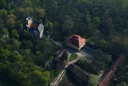 Sachsengang. Luftbild der Burganlage von SW (2004) - © Gabriele Scharrer-Liška