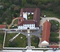 Seebarn I. Luftbild der jüngst restaurierten Schlossanlage von N (2004) - © Gabriele Scharrer-Liška