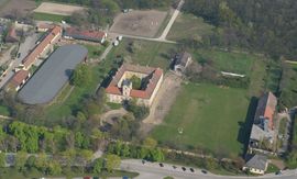 Siebenbrunn II. Luftbild des Schlosses mit dem ehem. Wirtschafts- und Parkareal von SO (2004) - © Gabriele Scharrer-Liška