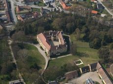 Sierndorf. Luftbild des Schlosses von N (2004) - © Gabriele Scharrer-Liška