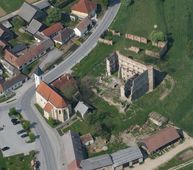 Wenzersdorf. Luftbild der jüngst vom Bewuchs befreiten Schlossruine von O (2004) - © Gabriele Scharrer-Liška