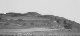 Wernberg. Foto aus der Zeit vor 1963 der noch bewuchsfreien Hausberganlage, Ansicht von NW - © aus: Schad’n: Bildatlas