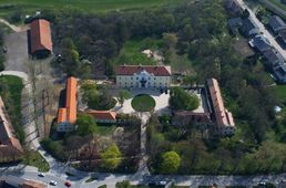 Wilfersdorf II. Luftbild der Schlossanlage von W mit tlw. noch erkennbarer Bastionärbefestigung (2004) - © Gabriele Scharrer-Liška