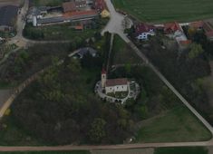 Winkl. Luftbild der Hausberganlage von S mit dem Kernwerkplateau im Bereich des Friedhofes (2004) - © Gabriele Scharrer-Liška
